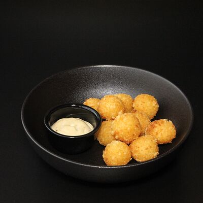 Рисовые шарики с лососем в Оsaka по цене 470 ₽