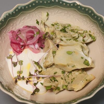 Соленые грузди с льняным маслом и устричной сметаной в Мёд и Масло по цене 942 ₽