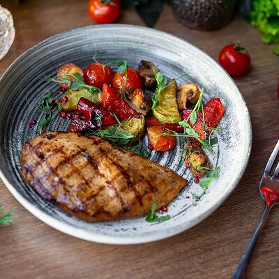 Цыпленок с овощами-гриль в Шафран по цене 600 ₽