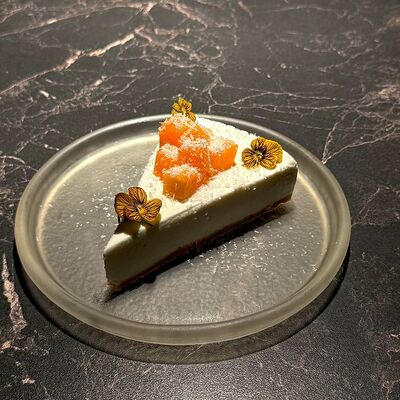 Кокосовый чизкейк с маринованной хурмойв Gills по цене 590 ₽