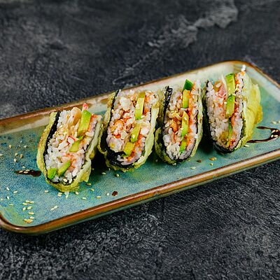 Квадратный теплый ролл с крабом в Sticks Sushi по цене 690 ₽