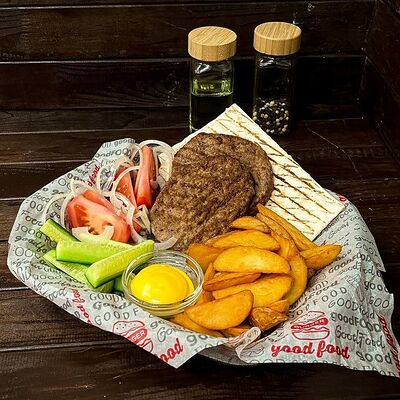 Говяжья котлета с картофелем по-деревенски в Good Food по цене 343 ₽