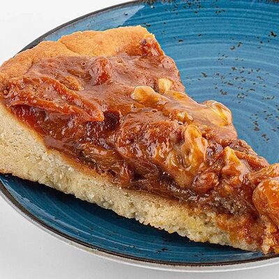 Песочный пирог с вареной сгущенкой и орехами в Вилка Ложка по цене 165 ₽
