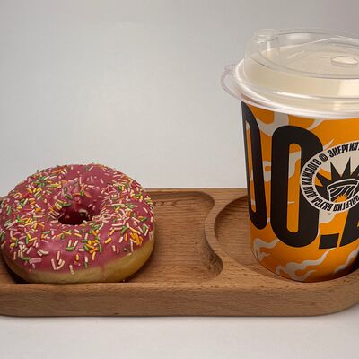 Кофе и пончик Донатс с клубничной начинкой и розовой глазурью в Do.bro coffee по цене 670 ₽