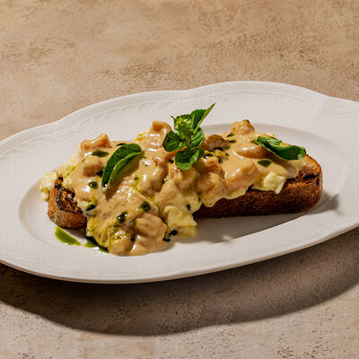 Тост-скрембл с креветками в сливочном соусе в Cafe Sisi по цене 840 ₽