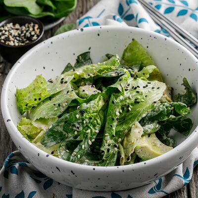 Салат с ромейном и кунжутом в Пряности & Радости на Васильевском по цене 390