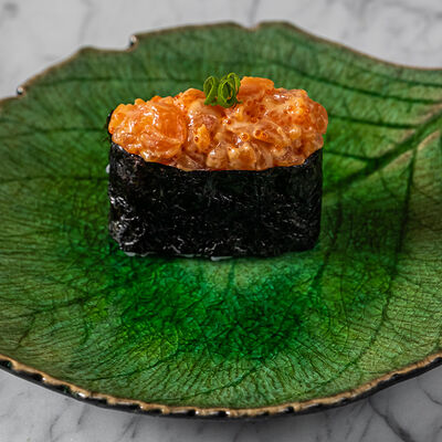 Спайси-суши гунканы Лососьв Dragon по цене 450 ₽