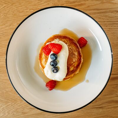 Оладьи с кленовым сиропом, ягодами и сливочным соусом из рикотты в Культурный код по цене 780 ₽