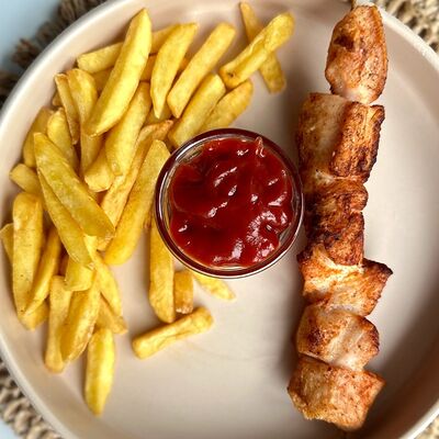 Куриный шашлычок с картофелем фрив Моё место по цене 374 ₽