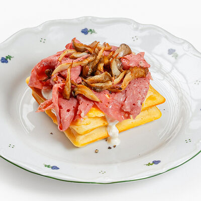 Вафли с ветчиной и вешенками в Begin cafe по цене 770 ₽