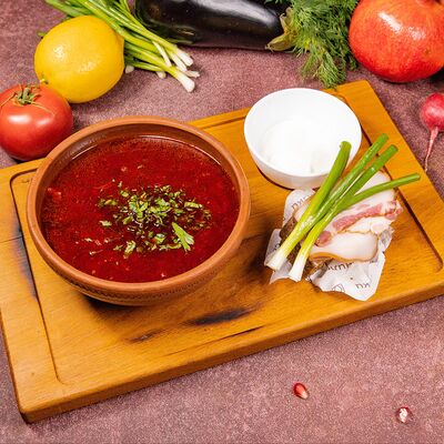 Борщ с говядиной, копченым салом и гренкой из бородинского хлеба в Чичилаки по цене 650 ₽