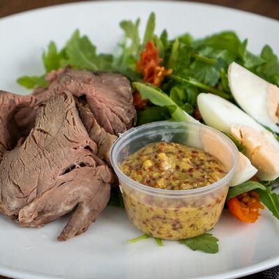 Салат с ростбифом в Mememeal по цене 250 ₽