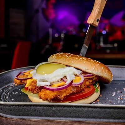 Бургер со стрипсами и яйцом в Urban по цене 550 ₽