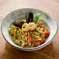 Спагетти с морским коктейлем и соусом песто в Perbacco Italian Restobar