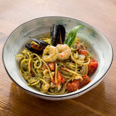 Спагетти с морским коктейлем и соусом песто в Perbacco Italian Restobar по цене 1030 ₽