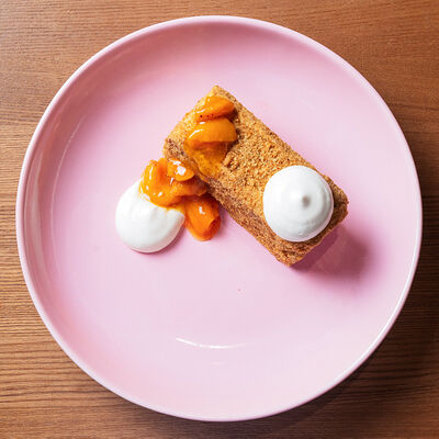 Медовик с абрикосовым вареньем в Горячо по цене 560 ₽