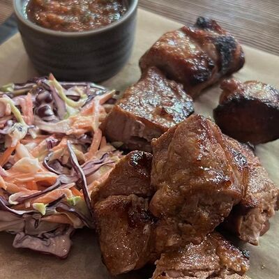 Шашлык из свинины с Коул Слоу в Угли по цене 750 ₽