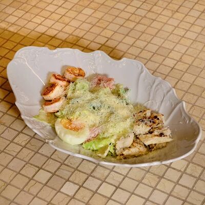 Салат с креветками и соусом Цезарь в Мари по цене 640 ₽