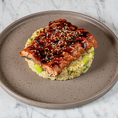 Угорь унаги, японский рис и бобы эдамаме в Dragon по цене 1580 ₽