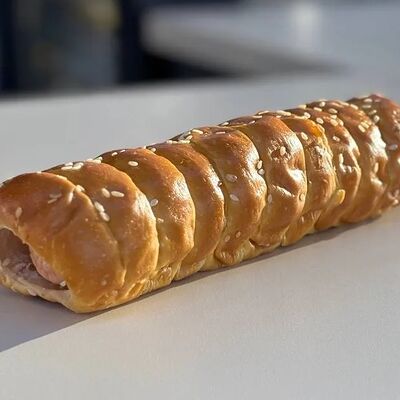 Брецель-дог с кунжутом в КофеНямия по цене 210 ₽