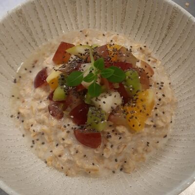 Овсяная каша с фруктами и семенами чиа в Сорренто по цене 250 ₽