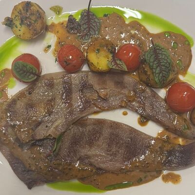 Язык говяжий с томатами черри и картофелем в Пепе Неро по цене 1500 ₽