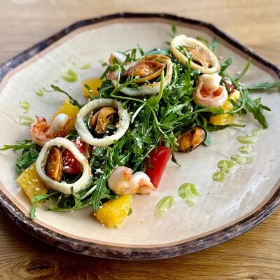 Салат с морепродуктами и сочной зеленью в Филин-термы по цене 650 ₽