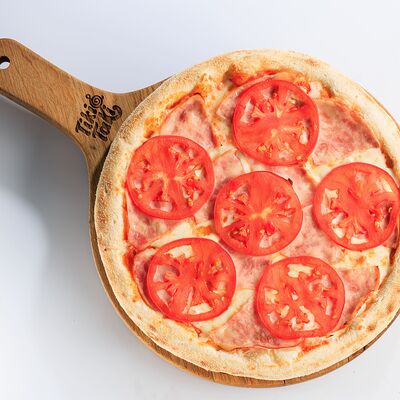 Пицца Ветчина Томаты 28см в Семейный ресторан Tiki&Taki по цене 700 ₽