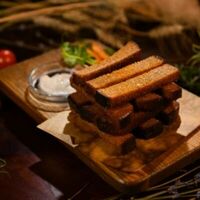 Гренки чесночные с чесночным соусом в Grenka на Труда