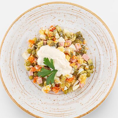 Классический Оливье с колбасой в Вилка Ложка по цене 162 ₽