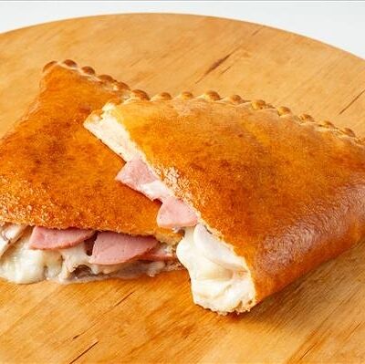 Кальцоне Ветчина и грибы в Pizzaroni по цене 499 ₽