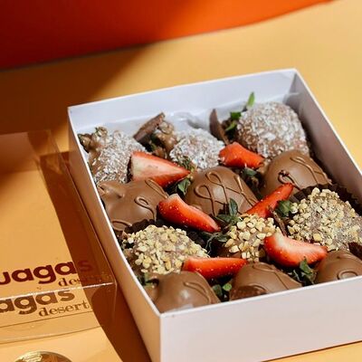 Клубника в шоколаде Арахис-кокос 12 шт в Wagas Desert клубника в шоколаде по цене 3300 ₽