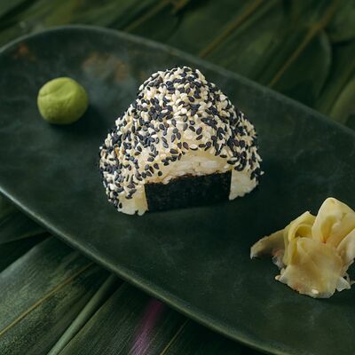 Онигири креветка в Sushi lovers по цене 369 ₽