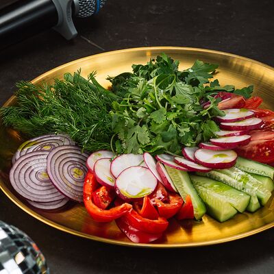 Тарелка свежих овощей в Интонация по цене 1600 ₽