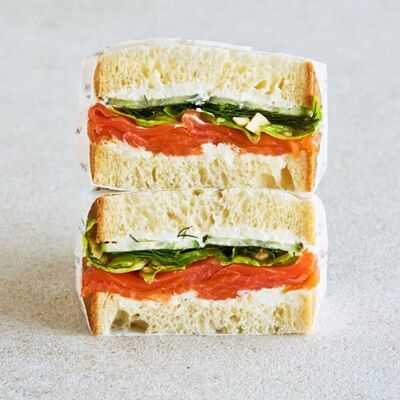 Сэндвич с форелью холодного копчения в Рыбку съесть по цене 379 ₽