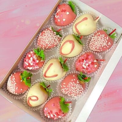 Набор клубники в шоколаде Love в Daris по цене 2790 ₽