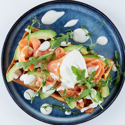 Вафля с сёмгой, яйцом пашот и апельсиновым ким чи в Невидалия по цене 590 ₽