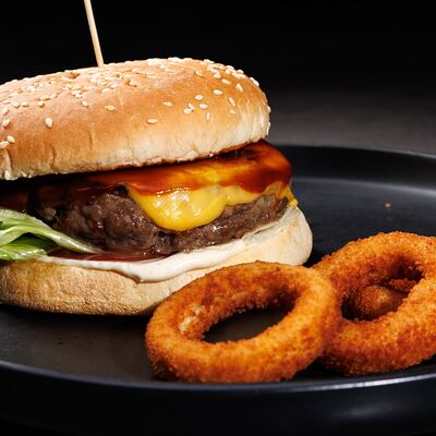 Бургер BBQ с говяжьей котлетойв Mono по цене 1000 ₽