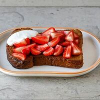 Бриошь с клубникой и сметаной в Eleven