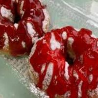 Пончик в сахарной пудре и клубнике в Пончик