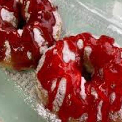 Пончик в сахарной пудре и клубнике в Пончик по цене 80 ₽