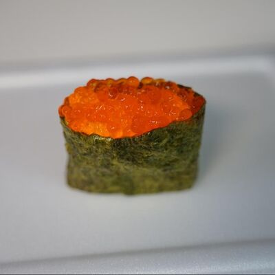 Гункан сливочный с икрой лосося в Rolloff по цене 228 ₽