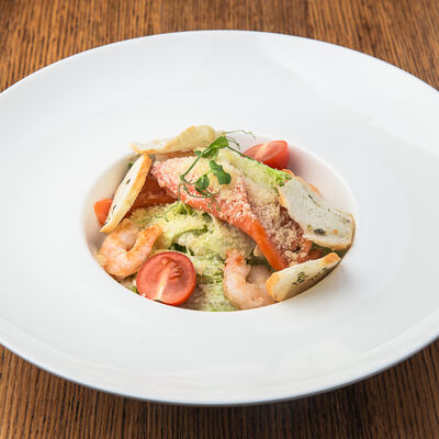 Салат Цезарь с лососем и креветками в Помидорро по цене 645 ₽