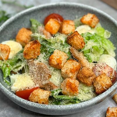 Салат Цезарь с цыпленком в Сто друзей по цене 550 ₽