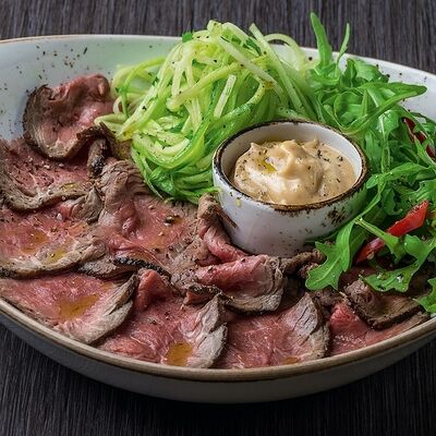 Ростбиф с острым салатом из свежего огурца в Чайхана Баранжар по цене 1165 ₽