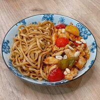 Цыпленок Гунбао с лапшойв Цзао Ван