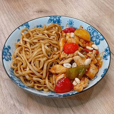 Цыпленок Гунбао с лапшойв Цзао Ван по цене 625 ₽