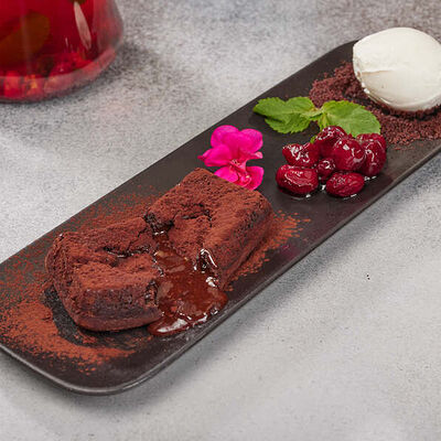 Шоколадный фондан с уральской вишней и ванильным мороженым в Family Grill по цене 480 ₽