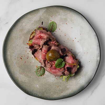 Брускетта с ростбифом, вялеными томатами и каперсами в Buffalero di Mare по цене 1350 ₽