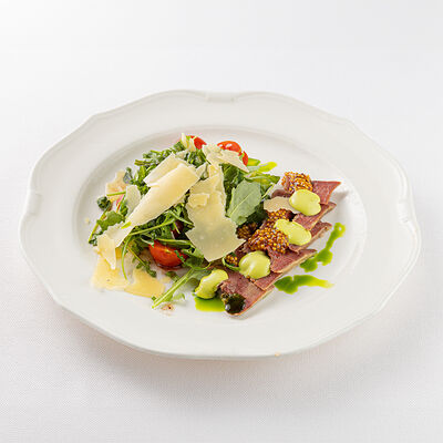 Салат с телячьим языком, свежей руколой, черри и пармезаном в La Scala Trattoria Ignazio по цене 48 р.